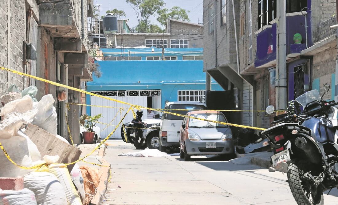 Policías hallaron 5 casquillos percutidos junto al cuerpo. Foto: Francisco Rodríguez / EL UNIVERSAL