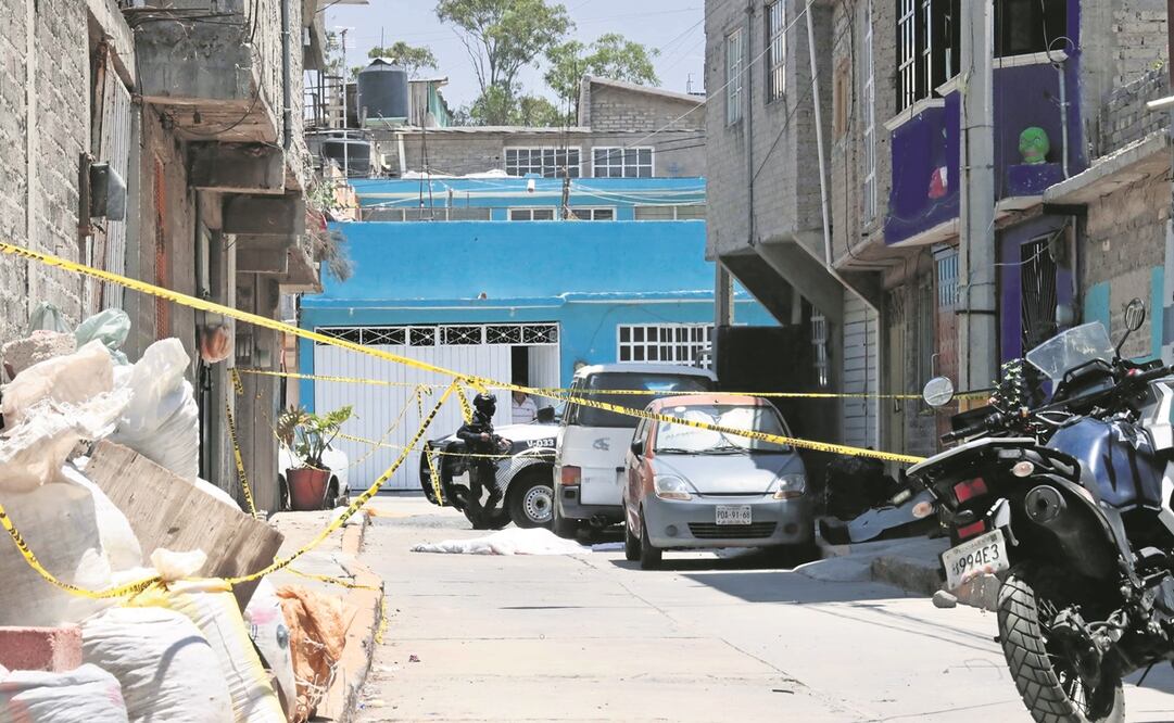 Policías hallaron 5 casquillos percutidos junto al cuerpo. Foto: Francisco Rodríguez / EL UNIVERSAL