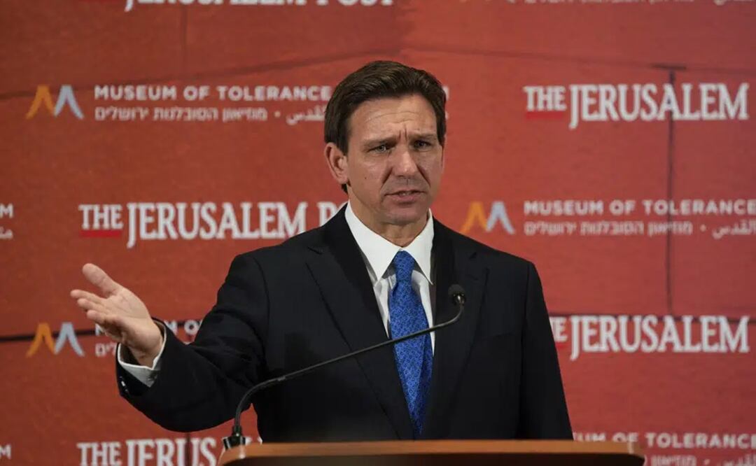 El gobernador de Florida, Ron DeSantis, habla a los medios en una conferencia de prensa. Foto: AP