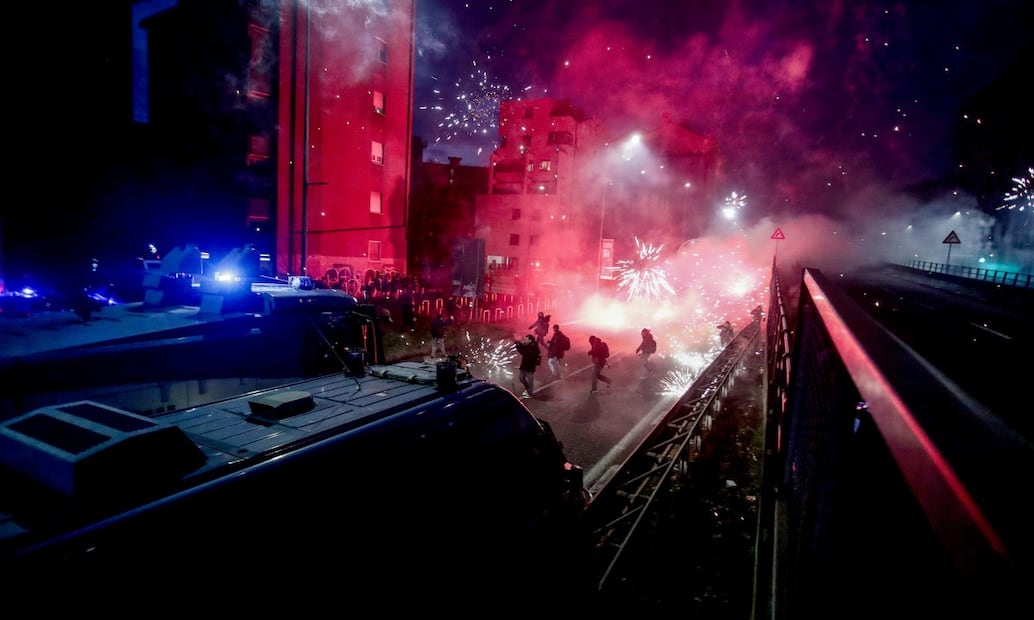 Manifestantes se enfrentan a la policía durante protesta contra Juegos Olímpicos de Invierno 2026 en Milán, Italia. Foto: EFE/EPA/Mourad Balti Touati