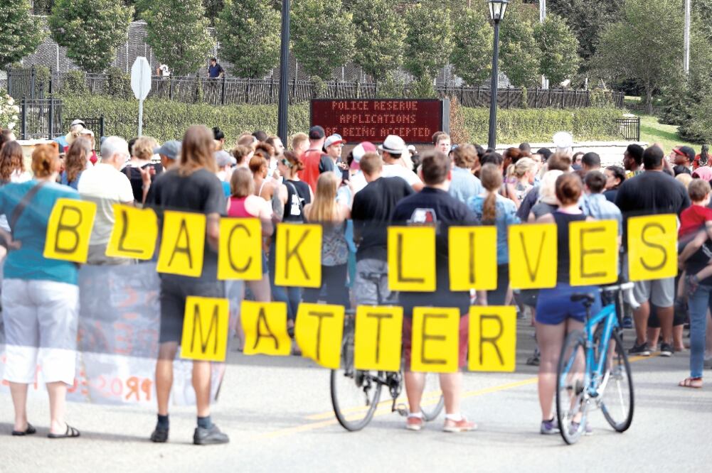 Manifestantes protestaron ayer contra la muerte de afroestadounidenses a manos de policías, en Minnesota (ADAM BETTCHER. REUTERS)