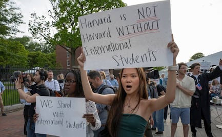 Estudiantes protestan por plan de Trump de cancelar contratos con Universidad de Harvard; llaman al mandatario "traidor"