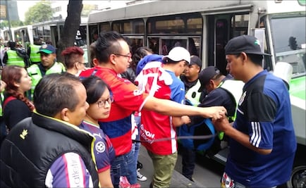 Aficionados de Chivas parten en caravana al estadio Azteca