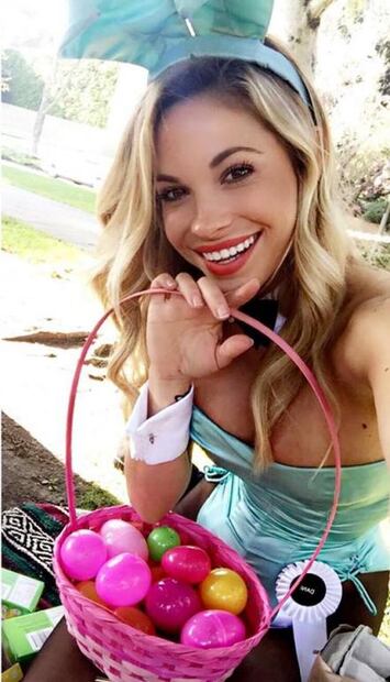 Acusan a modelo de "Playboy" por difundir foto de anciana desnuda