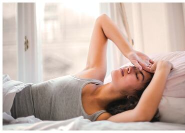 Cómo combatir el rostro opaco, hinchazón y ojeras después de la desvelada