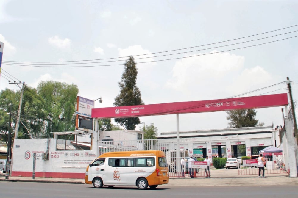 Hace no mucho tiempo las prácticas corruptas para aprobar la verificación consistían en que el automovilista dejaba en el tablero del vehículo 200 o 300 p eso s, los cuales tomaba el verificador y, de inmediato, pasaba el auto (JUAN BOITES. EL UNIVERSAL)