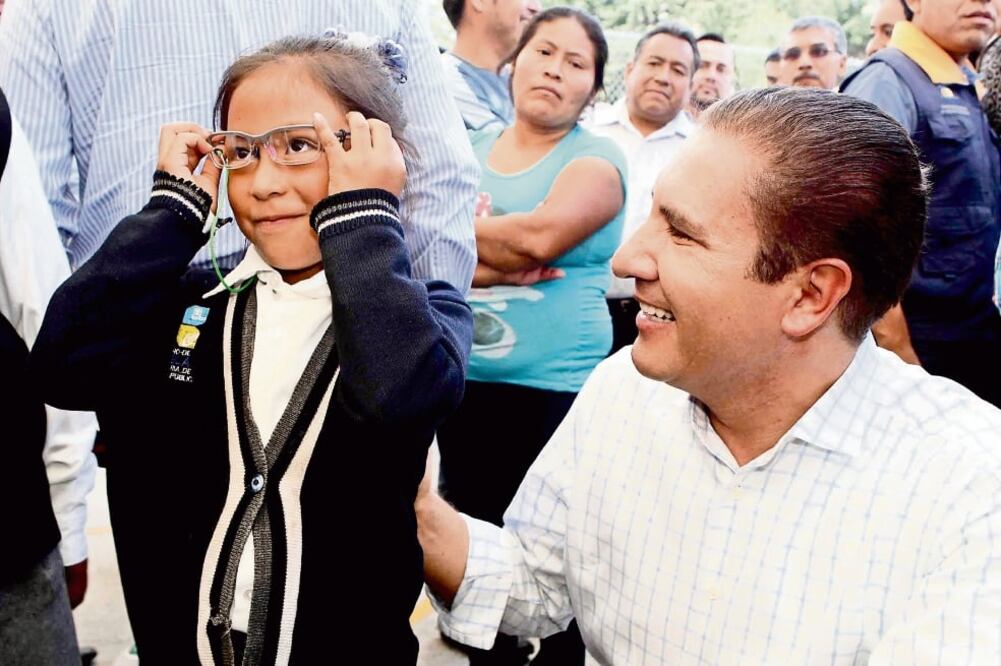 En el evento el gobernador entregó lentes graduados a 350 estudiantes de nivel primaria y secundaria de los mil 276 que se repartirán en el estado (ARCHIVO EL UNIVERSAL)