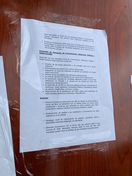 Los planes y cotizaciones que encontraron los estudiantes en el escritorio del director del CIDE