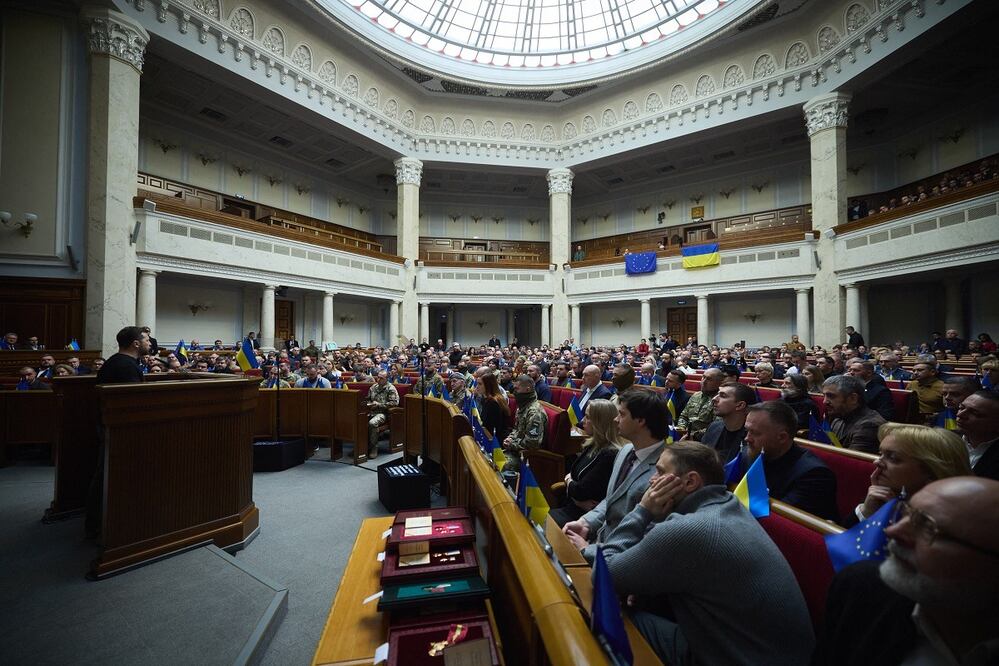 El presidente ucraniano, Volodimir Zelensky, ante el Parlamento de Ucrania. FOTO: AFP