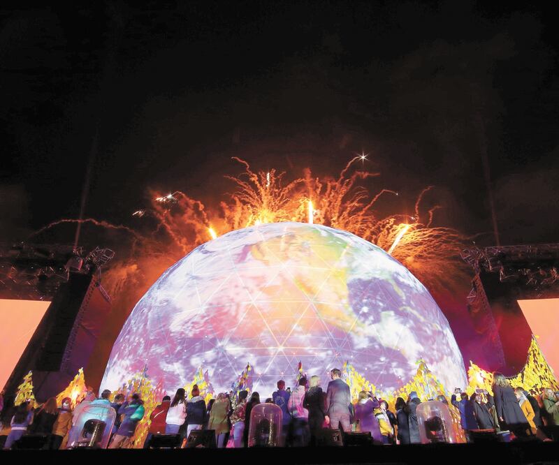 Celebración. Visitantes a la Puerta de Brandeburgo, ayer en Berlín en la conmemoración por la caída del muro. Foto/FRIEDEMANN VOGEL. EFE