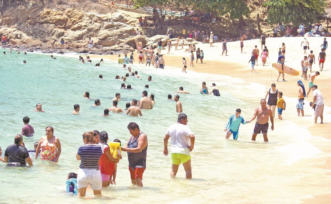 En la playa Carrizalillo se llegó al aforo permitido de 60%, por lo que se dosificó el acceso. Foto: Edwin Hernández. EL UNIVERSAL