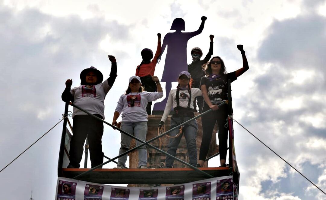 La escultura en color morado representa la exigencia de justicia de las víctimas de violencia, desapariciones y feminicidio, símbolo de lucha y resistencia. Foto: Fernanda Rojas