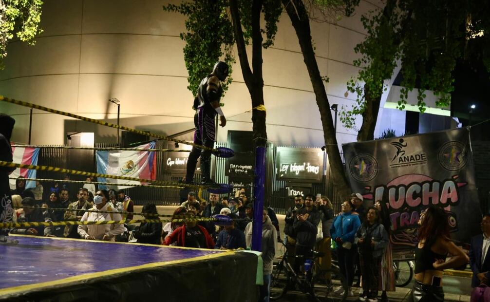 Luchadoras Trans realizaron una función de lucha libre en Paseo de la Reforma, frente al Senado de la República. Foto: Valente Rosas/ EL UNIVERSAL