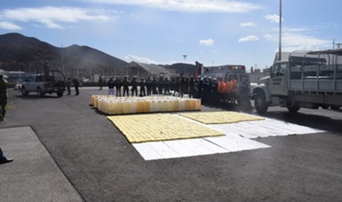 Elementos de la Secretaría de Marina Armada detuvieron a 15 personas que viajaban en una embarcación. Foto: Semar 