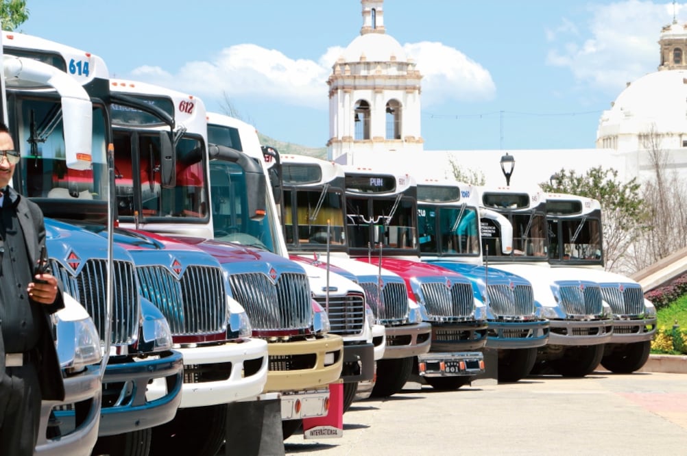 Como primer paso en la renovación del transporte público de la ciudad de Chihuahua se integraron a las rutas alimentadoras 50 camiones nuevos, equipados con cámaras de video, dijo el gobernador Javier Corral (CORTESÍA)