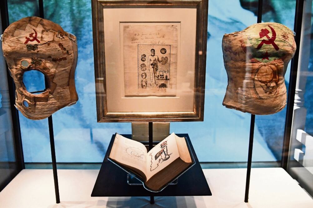 La exposición se inaugura el sábado y estará abierta hasta el 4 de noviembre; reúne más de 200 objetos de la Casa Azul. (NEIL HALL. EFE)