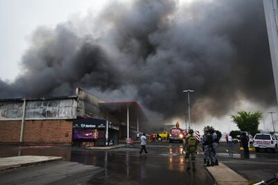Reportan incendio en plaza comercial en Acayucan, Veracruz