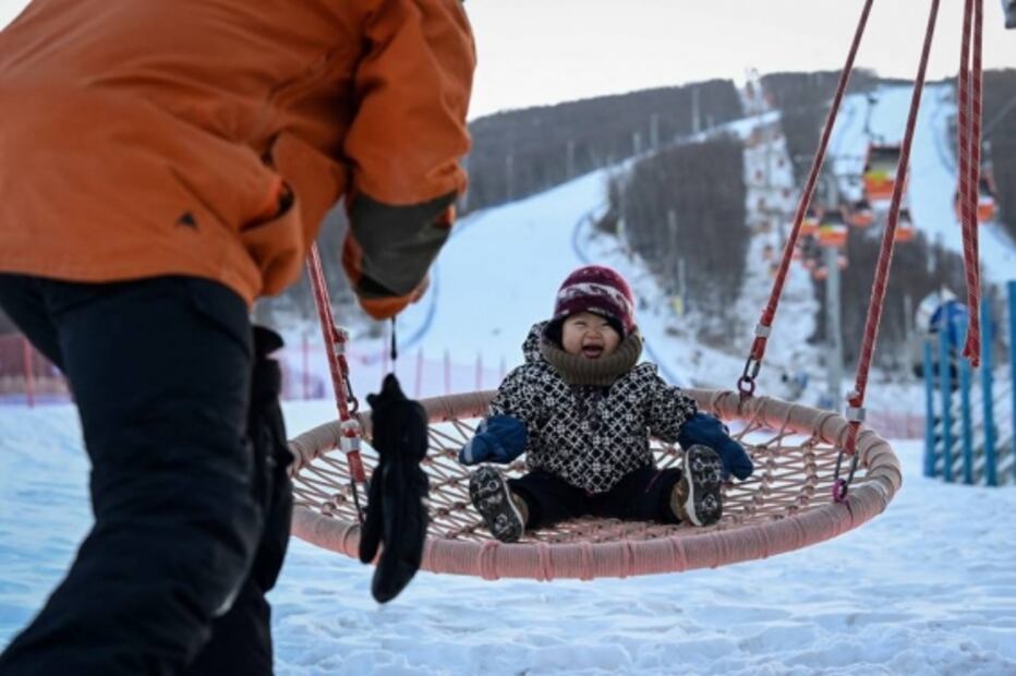 Sin saber caminar, bebé de 11 meses ya practica snowboard y conmociona las redes 