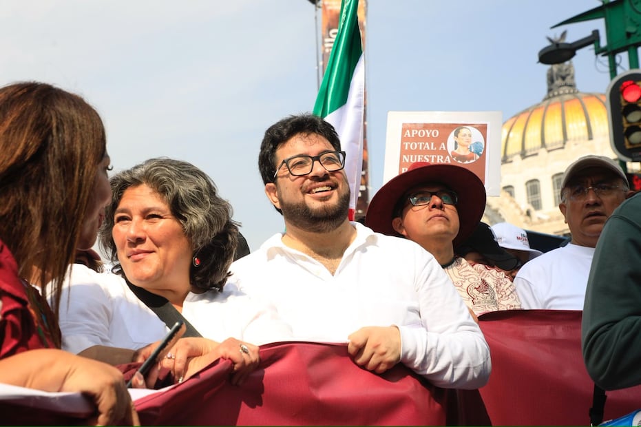 Alrededor de 10 mil vecinos de Naucalpan acuden al Zócalo de CDMX para apoyar a Claudia Sheinbaum. (Foto: especial)