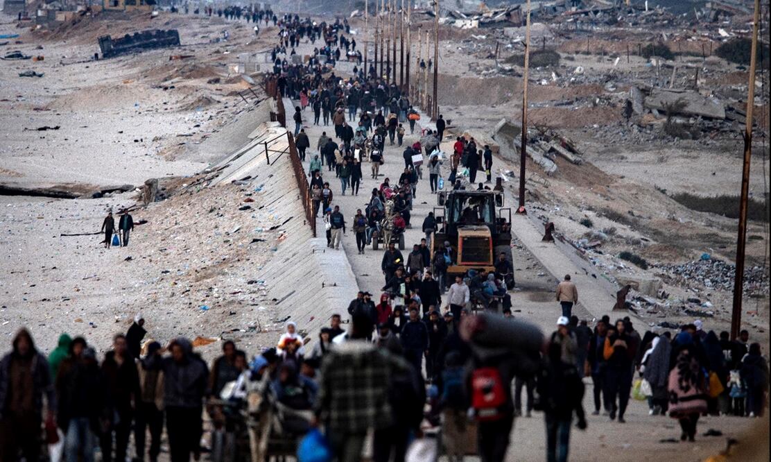Palestinos desplazados avanzan desde el sur hacia el norte de Gaza en medio de un alto al fuego entre Israel y Hamás, en el centro de la Franja de Gaza, el 28 de enero de 2025. Foto: EFE