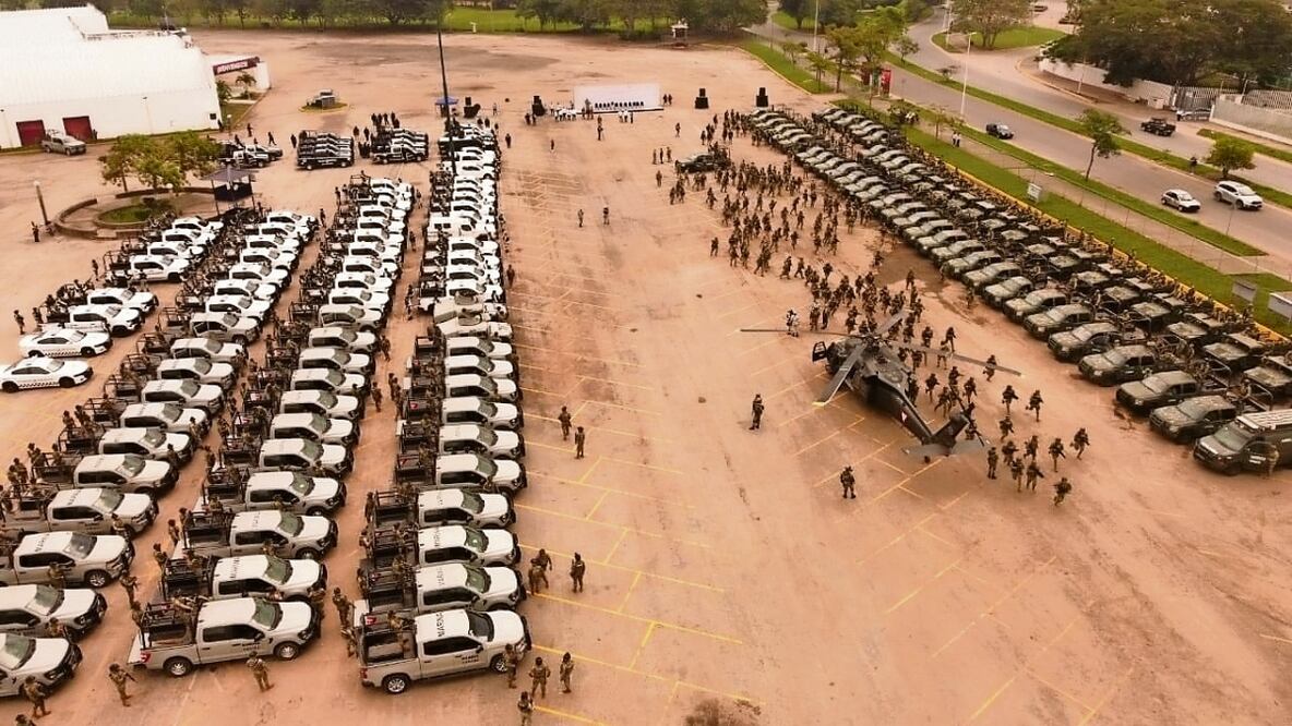 Tras los ataques del crimen organizado con incendios de vehículos y asaltos a comercios, más de 2 mil 500 efectivos de la Guardia Nacional, Ejército y Marina resguardan desde ayer la ciudad de Villahermosa. Foto: LUMA LÓPEZ. EL UNIVERSAL