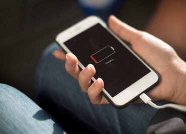 ¿Cuáles son los riesgos de cargar tu celular en lugares públicos?