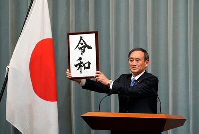 Revelan nombre de la nueva era japonesa, "Reiwa", que proviene de la poesía antigua