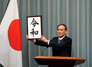 Revelan nombre de la nueva era japonesa, "Reiwa", que proviene de la poesía antigua