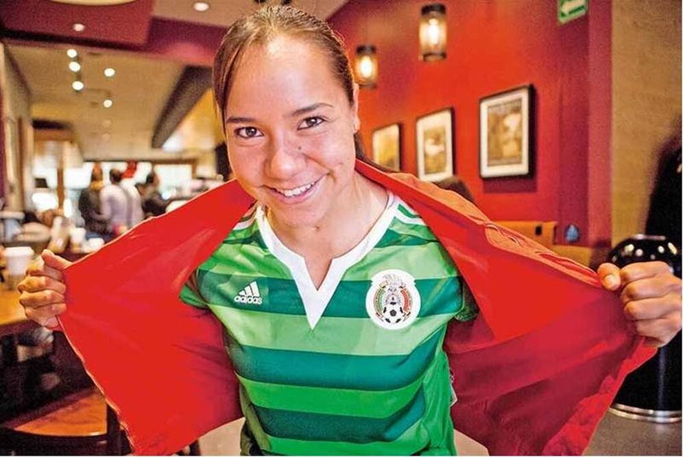 Charlyn Corral posa con la playera mexicana. Archivo