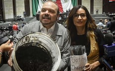 VIDEO: MC protesta con bote de chapopote en Diputados; solicita informe del derrame en el Golfo de México