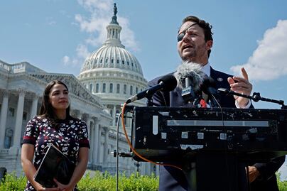 Dan Crenshaw, congresista republicano, critica la estrategia “abrazos, no balazos” de AMLO; destaca cambio con Sheinbaum
