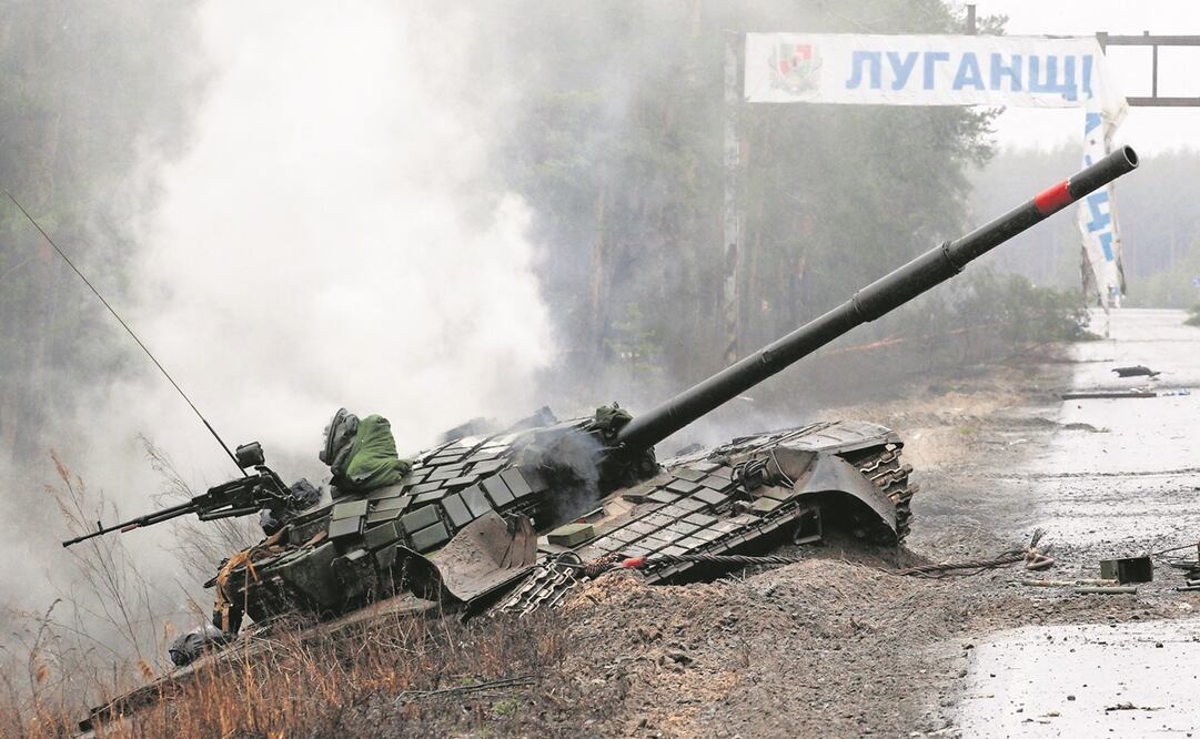 Un tanque ruso destruido por las fuerzas ucranianas al costado de una carretera en la región de Lugansk. Foto: Anatolii Stepanov/AFP