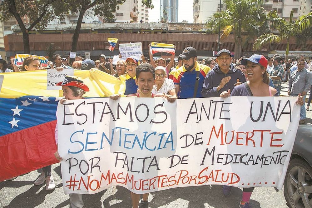 Pacientes de todo tipo de patologías exigen en las calles abastecimientos de medicamentos y un buen funcionamiento del sistema de salud venezolano. Foto/CORTESÍA JONATHAN LANZA