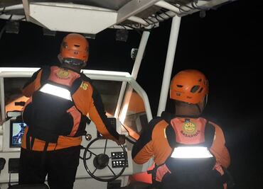 Intensifican búsqueda de 30 desaparecidos tras naufragio de transbordador en Bali, Indonesia; despliegan helicópteros y un dron