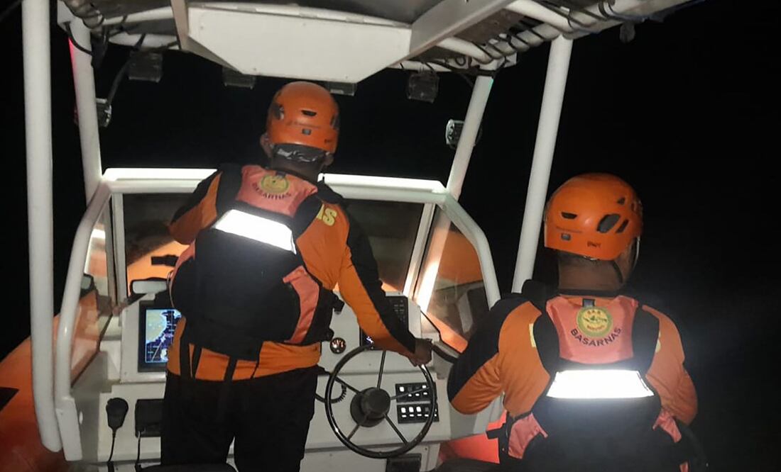 Fotografía cedida por la Agencia Nacional para Búsqueda y Rescate (Basarnas), de integrantes de los equipos de emergencia durante la búsqueda de al menos 61 personas desaparecidas tras el naufragio de un ferry este jueves, en el Estrecho de Bali (Indonesia). (02/07/25) Foto: EFE