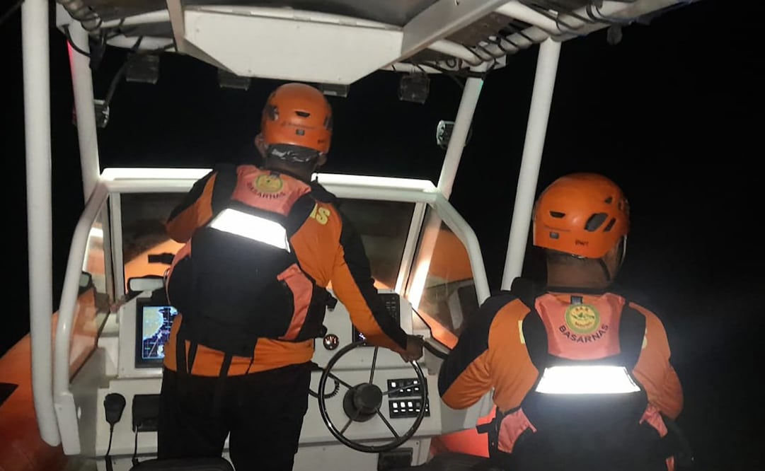 Fotografía cedida por la Agencia Nacional para Búsqueda y Rescate (Basarnas), de integrantes de los equipos de emergencia durante la búsqueda de al menos 61 personas desaparecidas tras el naufragio de un ferry este jueves, en el Estrecho de Bali (Indonesia). (02/07/25) Foto: EFE