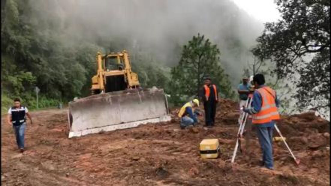 Mantienen cerrada carretera Durango-Mazatlán por retiro de rocas