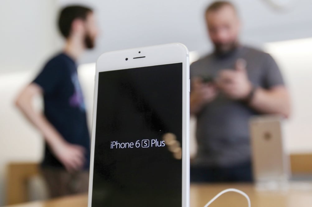 En la imagen, un iPhone 6s Plus. El gobierno estadounidense quiere que la empresa tecnológica use un programa, que podrá destruir después, para desbloquear el iPhone del atacante de San Bernardino (RINGO H.W. CHIU. AP)