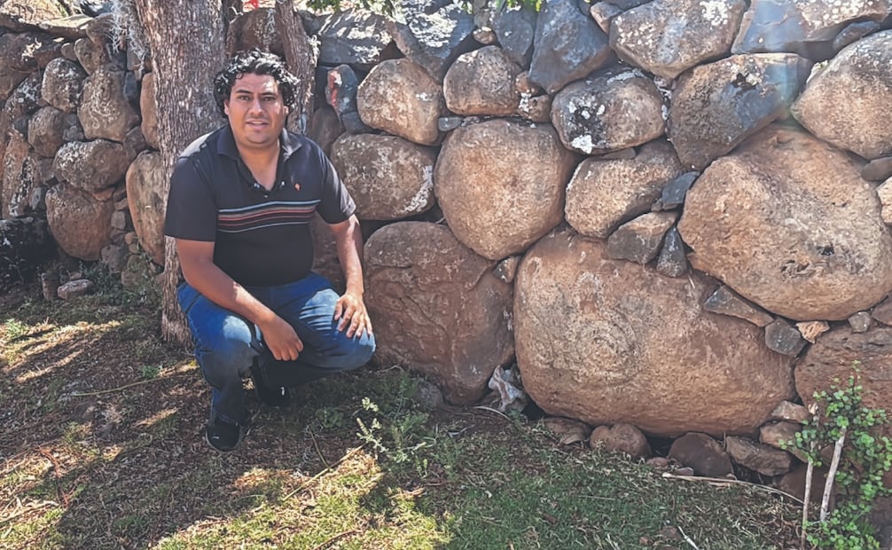 Saúl se graduó como ingeniero mecánico en Morelia, profesión que complementa con el oficio familiar. Foto: Carlos Arrieta/ EL UNIVERSAL
