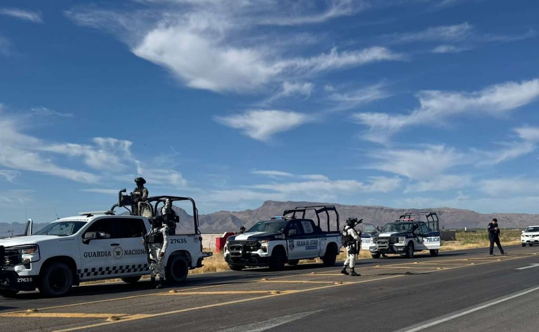 Desatan civiles armados enfrentamiento con policías en Ojinaga, Chihuahua; roban camión de pasajeros e incendian un Oxxo.
Foto: Especial.