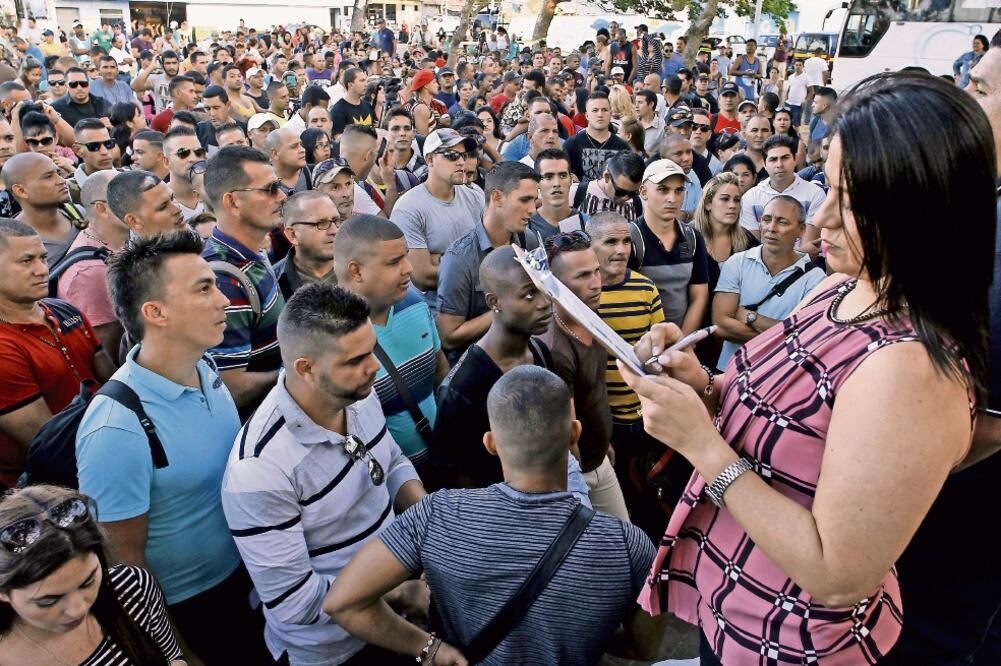 Autoridades migratorias pasan lista a los cubanos que serán trasladados hasta la frontera de Guatemala con México, en La Cruz, Costa Rica (JUAN CARLOS ULATE. REUTERS)