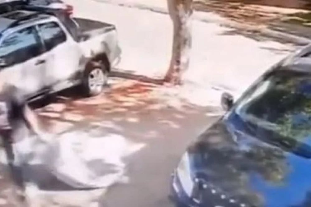 Una cámara mostró cómo Daniel Moraes arrastraba un bulto que resultó ser una niña de 12 años que secuestro. FOTO: CAPTURA