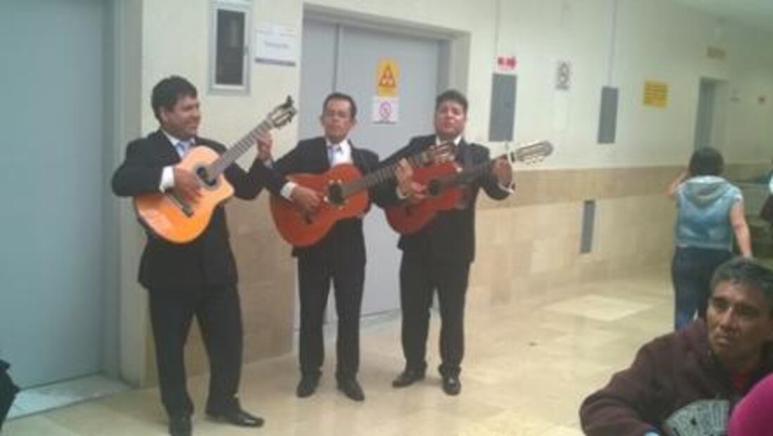 Trío lleva música a hospitales del ISSSTE para pacientes y familiares
