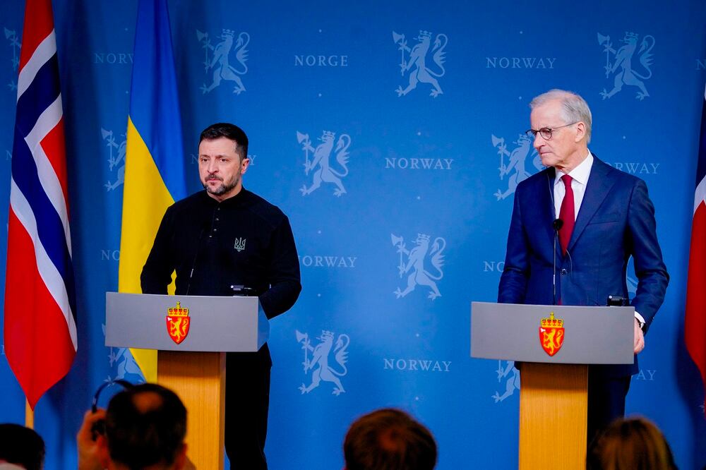 El presidente ucraniano, Volodimir Zelensky, con el primer ministro de Noruega, Jonas Gahr Store, en una rueda de prensa en Oslo. Foto: EFE