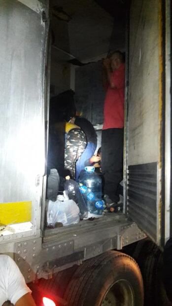 Encuentran 146 migrantes ocultos en un tráiler en Zacatecas