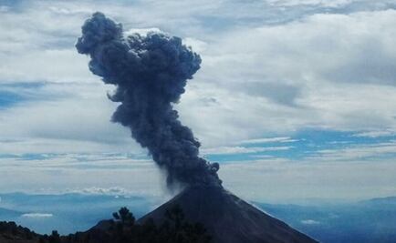 Volcán de Fuego genera fumarolas de dos kilómetros