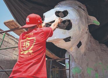 Crean torito gigante para la Feria de la Pirotecnia