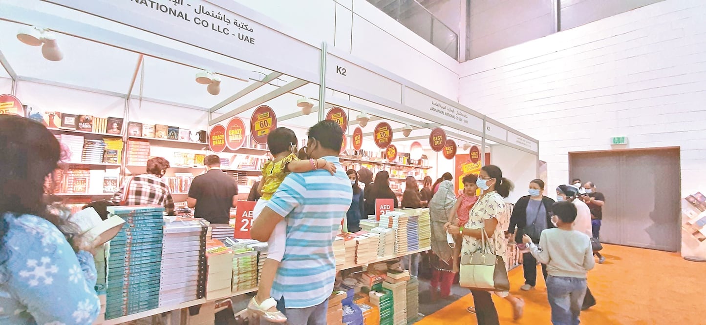 Algunos stands son más concurridos por los visitantes que durante toda su estancia en la feria deben usar el cubrebocas. Foto: FRIDA JUÁREZ. EL UNIVERSAL