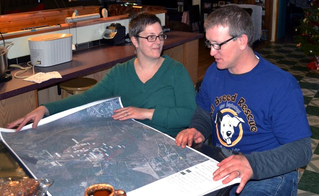 Debbie y Richard Higgins, cuyo pozo de agua se ha contaminado por un presunto carcinógeno de un vertedero. (FOTO: AP)