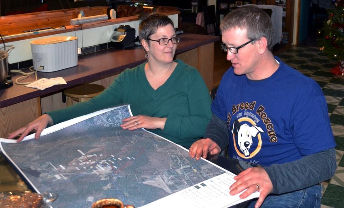 Debbie y Richard Higgins, cuyo pozo de agua se ha contaminado por un presunto carcinógeno de un vertedero. (FOTO: AP)